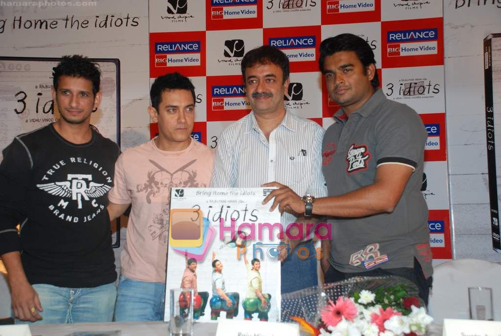 Aamir Khan, Rajkumar Hirani, Madhavan, Sharman Joshi at 3 Idiots DVD launch in Grand Hyatt on 27th Aug 2010 