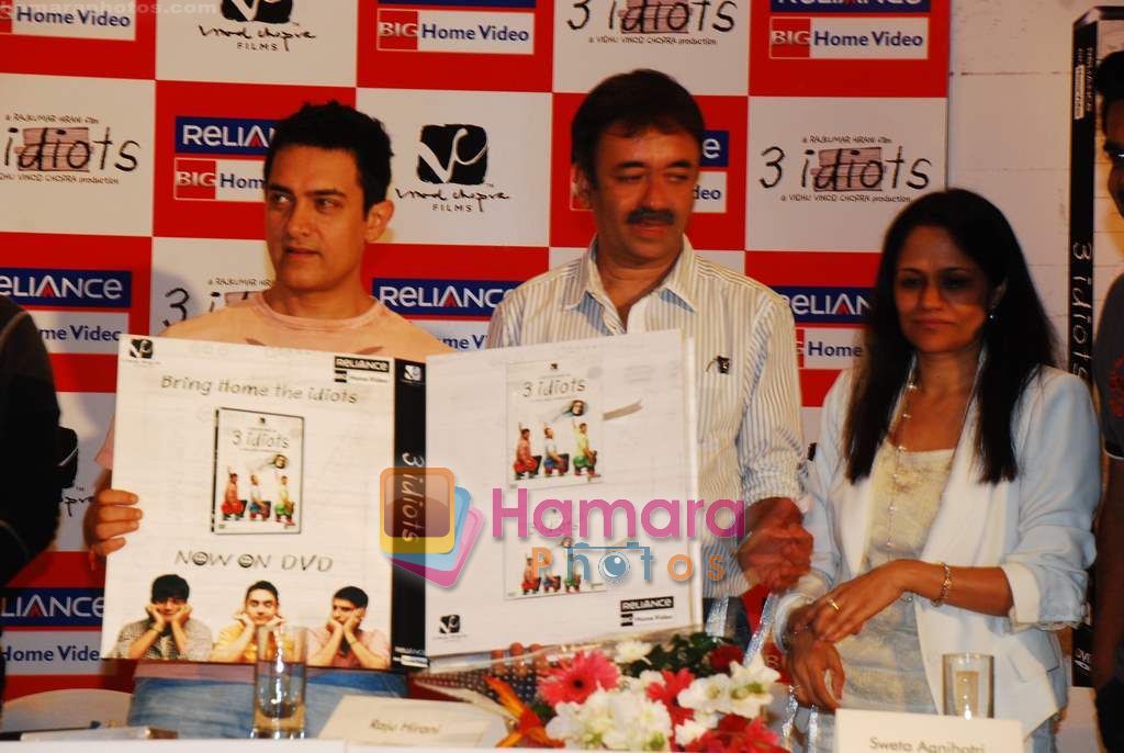 Aamir Khan, Rajkumar Hirani at 3 Idiots DVD launch in Grand Hyatt on 27th Aug 2010 