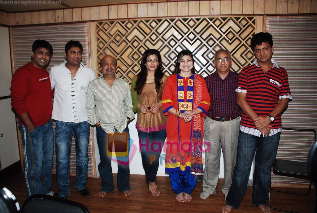 Raveena Tandon, Alka Yagnik, Sameer at Agni film song recording in Santacruz on 28th Aug 2010 