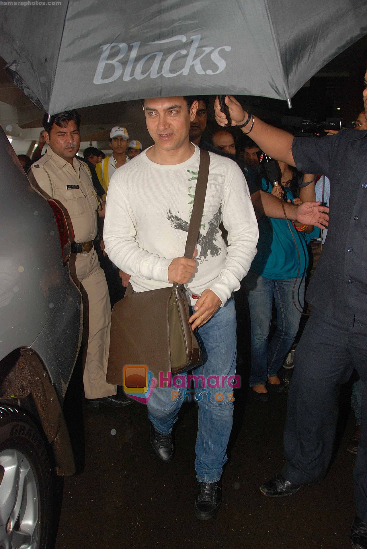 Aamir Khan returns from Delhi after showing Peepli Live to the PM on 30th Aug 2010 