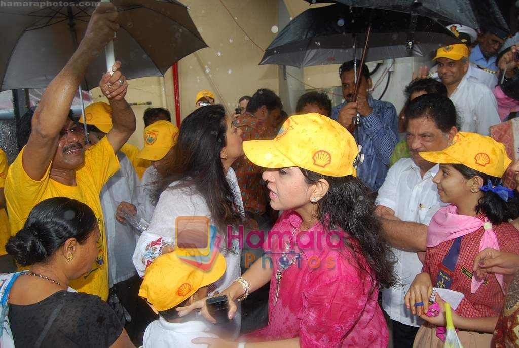 Juhi Chawla at I lOve Mumbai sappling distribution in Marine Drive on 29th Aug 2010 
