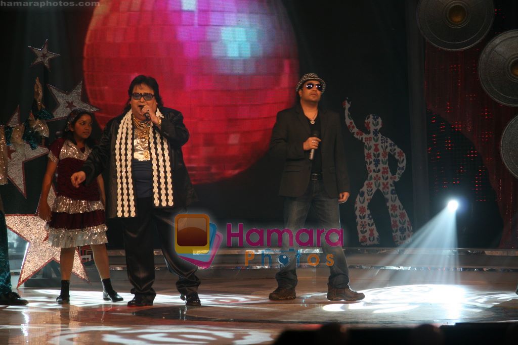 Mika Singh and Bappi Lahiri on the sets of Chote Ustaad on 30th Aug 2010 