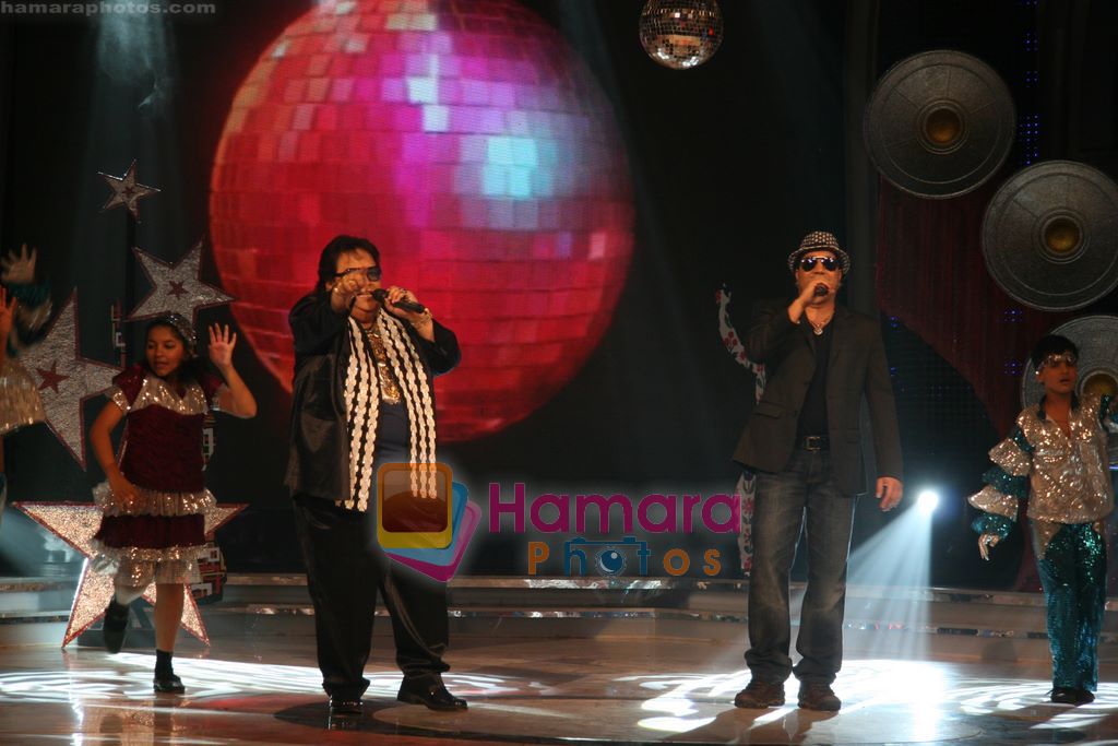 Mika Singh and Bappi Lahiri on the sets of Chote Ustaad on 30th Aug 2010 