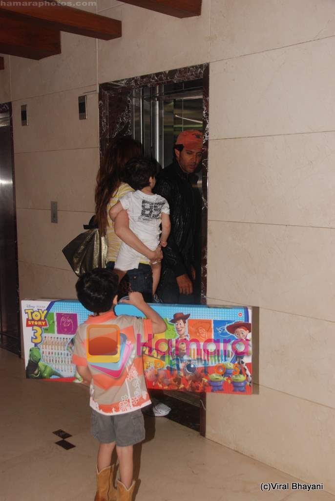 Hrithik Roshan returns from Spain - snapped with Suzanne and kids in Juhu on 31st Aug 2010 