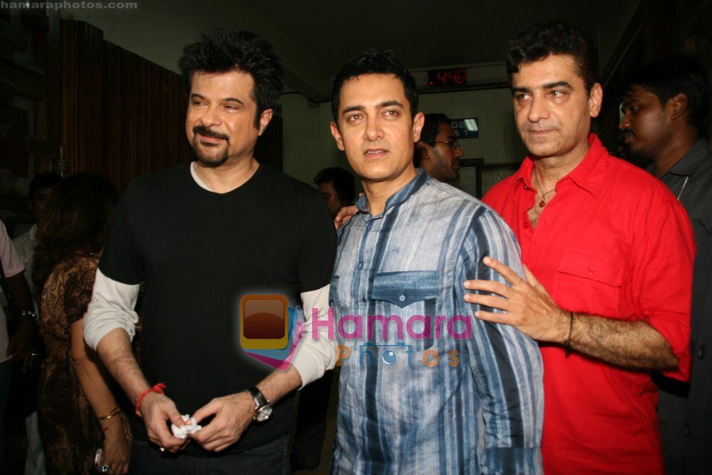 Anil Kapoor, Aamir Khan at Double dhamaal Launch in Mehboob Studio, Mumbai on 1st Sept 2010 
