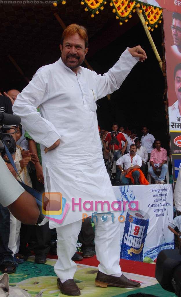 Rajesh Khanna at Ram Kadam's dahi handi in Thane, Mumbai on 2nd Sept 2010 