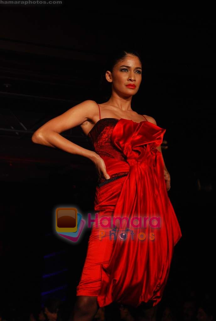 Model walk the ramp for Shantanu Nikhil at Day 2 Blenders Tour fashion show on 4th Spt 2010 