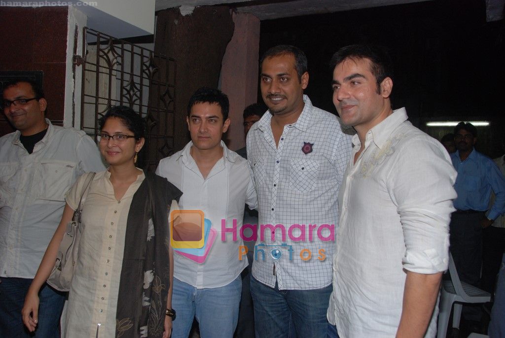 Aamir Khan, Arbaaz Khan watch Salman Khan's Dabangg in Ketnav, Mumbai on 6th Sept 2010 