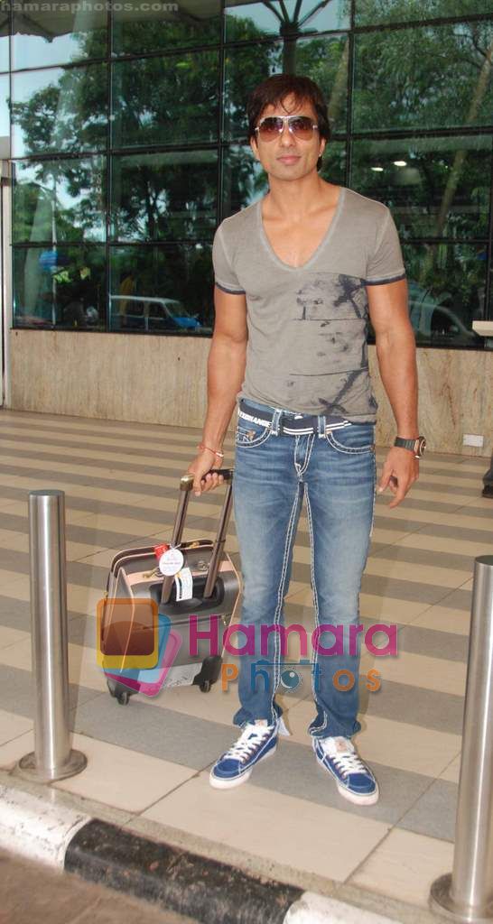 Sonu Sood returns from Nagpur in Mumbai Airport on 6th Sept 2010 