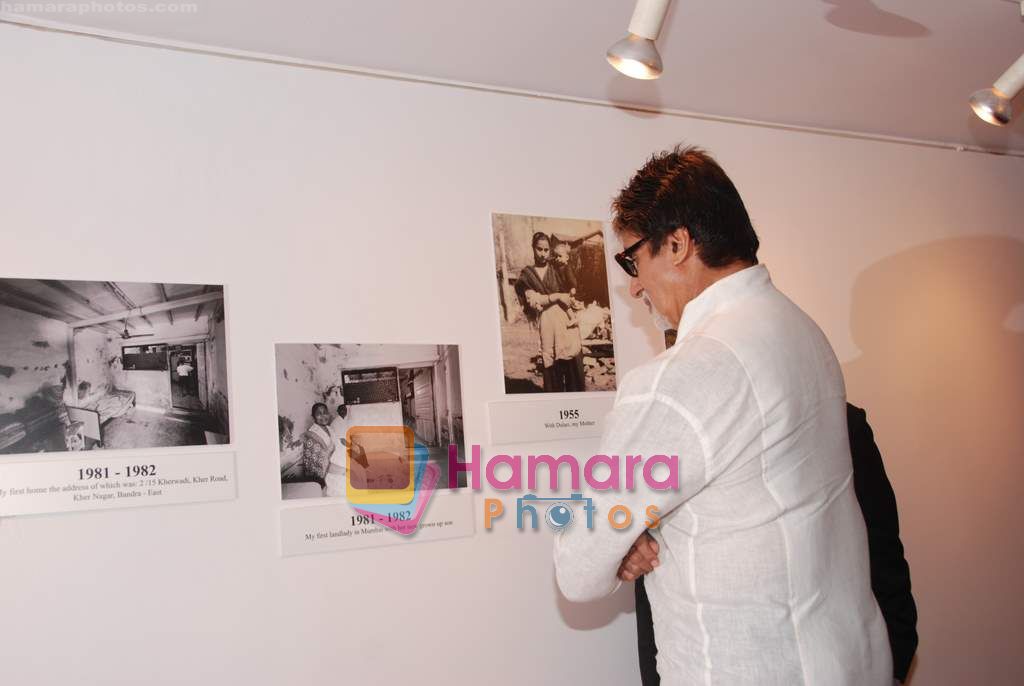 Amitabh bachchan at Anupam Kher's art exhibition in Bandra on 7th Sept 2010 
