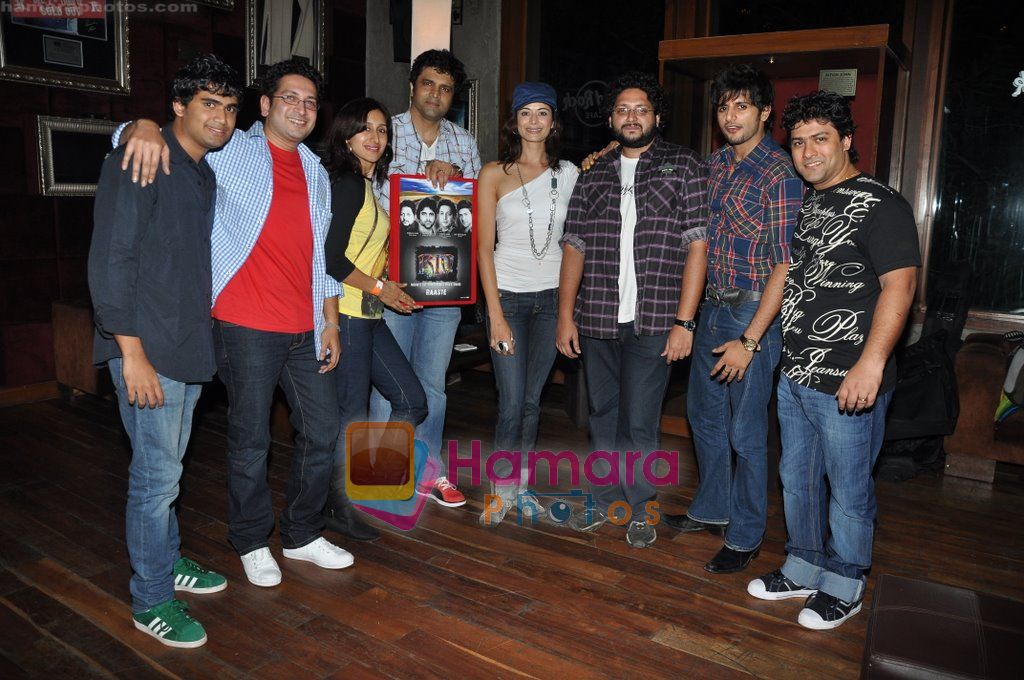 Teejay Sidhu, Manoj Bohra, Pooja Batra at the launch of Rio Band's Raaste Album in Hard Rock Cafe, Mumbai on 7th Sept 2010 