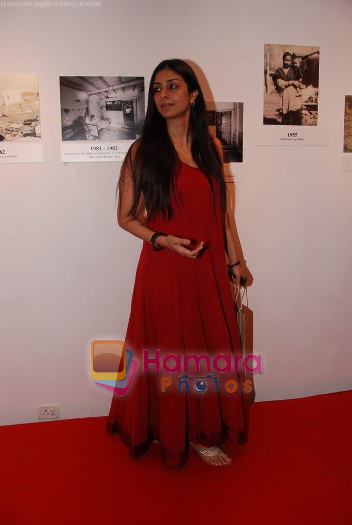 Tabu at Anupam Kher's art exhibition in Bandra on 7th Sept 2010 