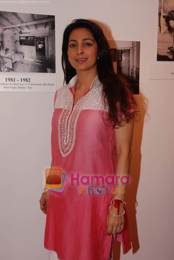 Juhi Chawla at Anupam Kher's art exhibition in Bandra on 7th Sept 2010 