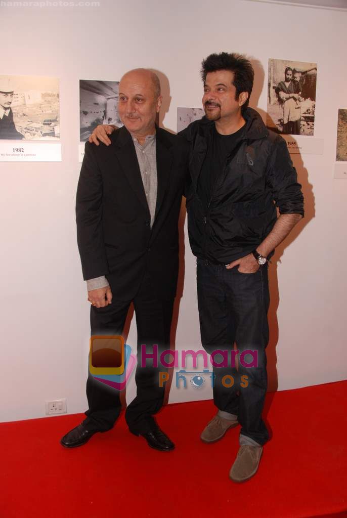 Anil Kapoor, Anupam Kher at Anupam Kher's art exhibition in Bandra on 7th Sept 2010 