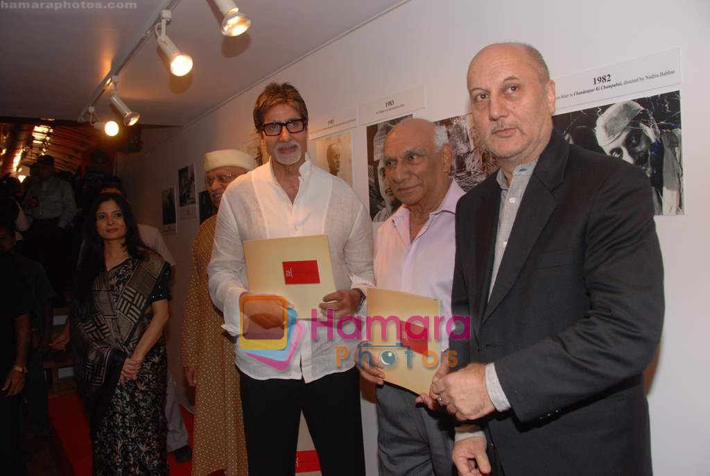Amitabh Bachchan, Anupam Kher, Yash Chopra at Anupam Kher's art exhibition in Bandra on 7th Sept 2010 