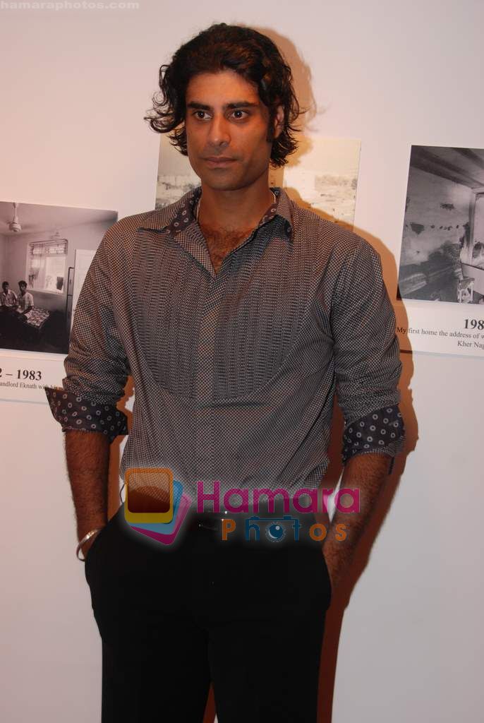 Sikander Kher at Anupam Kher's art exhibition in Bandra on 7th Sept 2010 