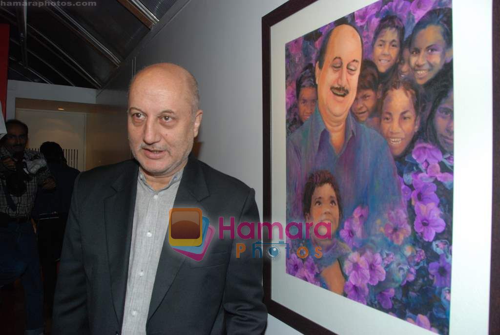 Anupam Kher at Anupam Kher's art exhibition in Bandra on 7th Sept 2010 