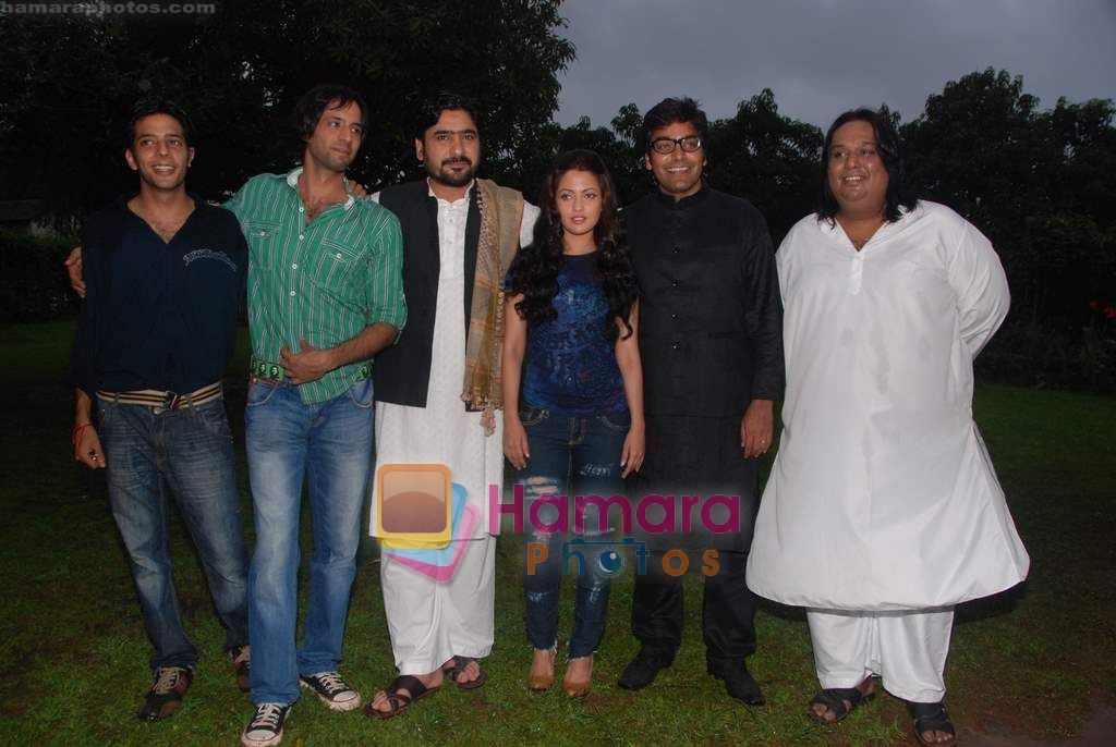 Yashpal Sharma, Riya Sen, Ashutosh Rana at A Strange Love Story film on location in Kamalistan on 8th Sept 2010 