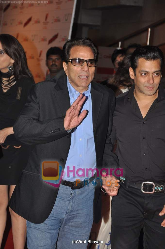 Dharmendra, Salman Khan at Dabangg premiere on 9th Sept 2010 (303)