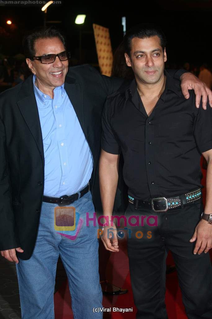 Dharmendra, Salman Khan at Dabangg premiere on 9th Sept 2010 
