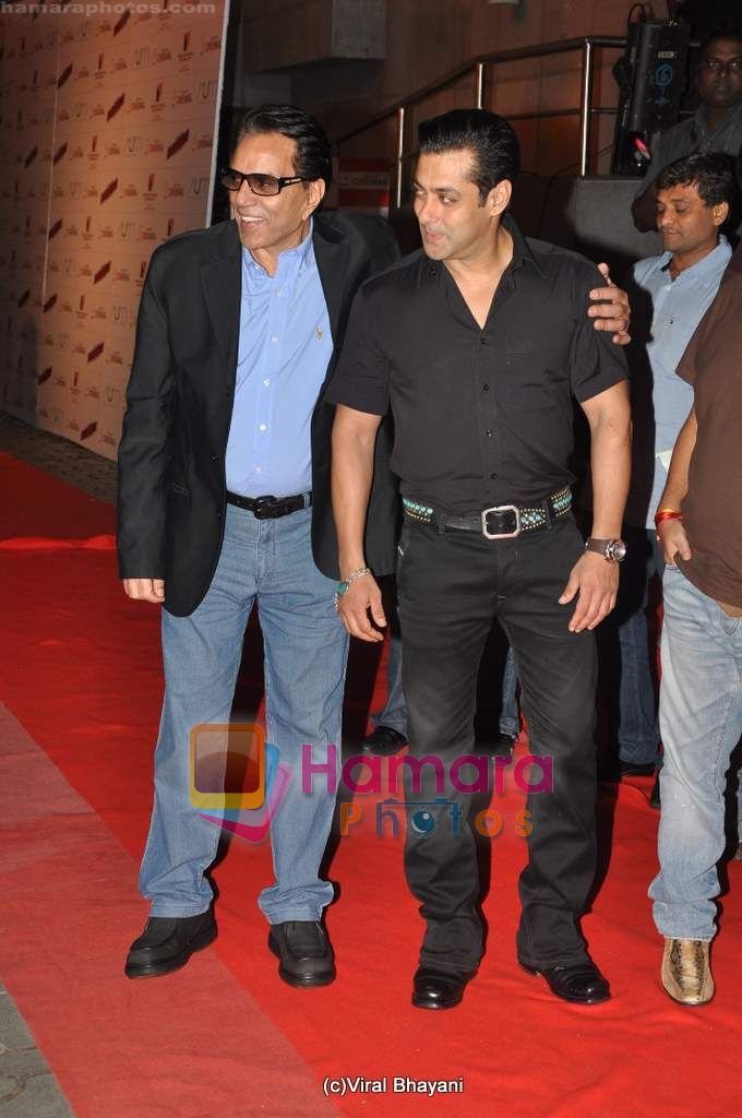 Dharmendra, Salman Khan at Dabangg premiere on 9th Sept 2010 