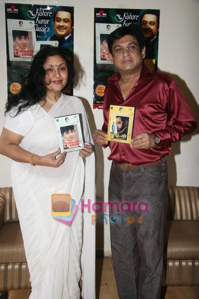 Leena Chandavarkar, Amit Kumar at Door Gagan Ki Chhaon Mein and Door Ka Rahi two movies of  Kishore Kumar released at  his bungalow on 10th Sept 2010 