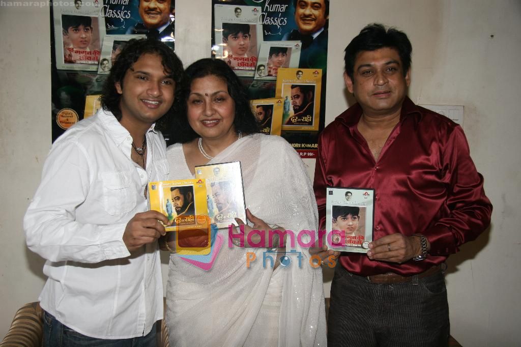 Sumit Kumar, Leena Chandavarkar, Amit Kumar at Door Gagan Ki Chhaon Mein and Door Ka Rahi two movies of  Kishore Kumar released at  his bungalow on 10th Sept 2010 