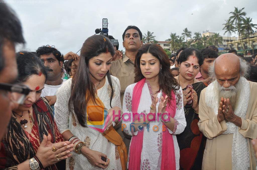 Shilpa Shetty, Shamita Shetty at Shilpa Shetty's Ganpati visarjan on 12th Sept 2010 