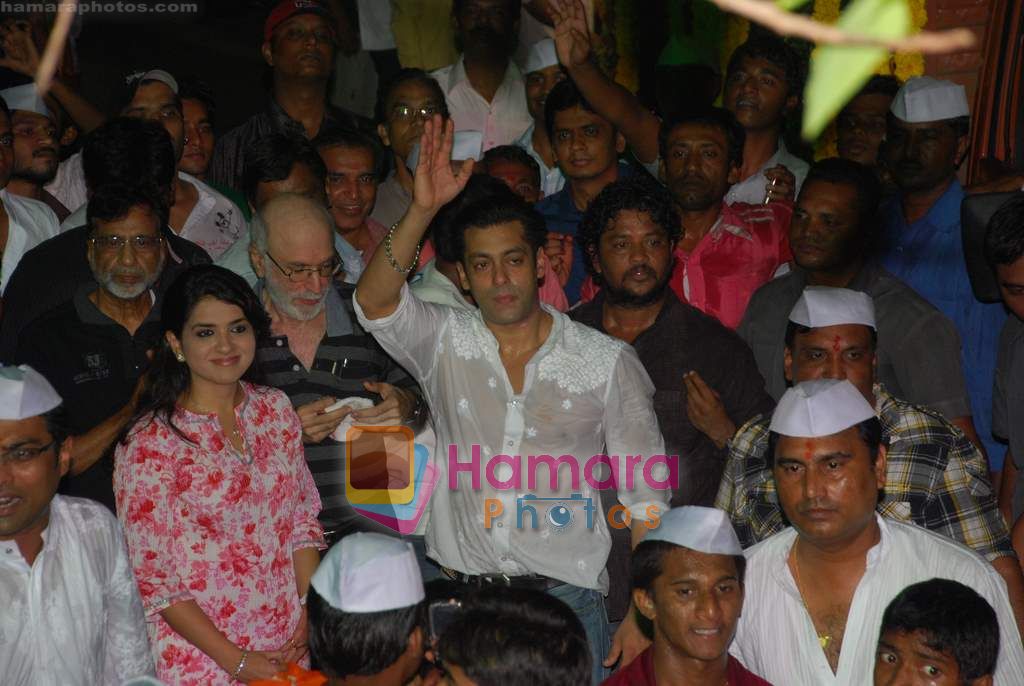 Salman Khan at Salman Khan's Ganpati visarjan on 12th Sept 2010 