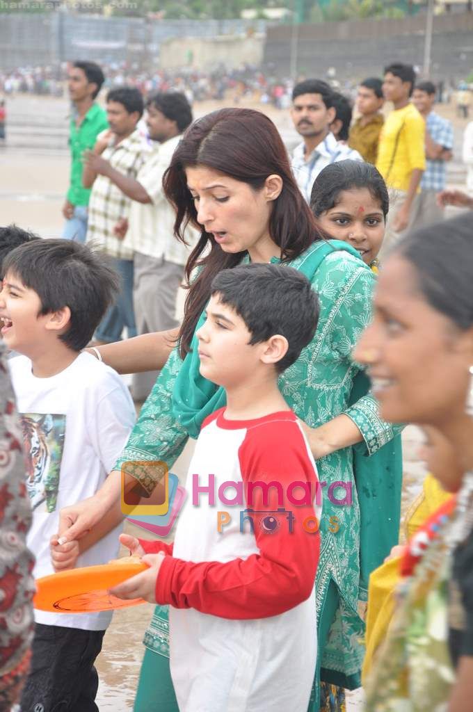 Twinkle Khanna at Akshay Kumar's Ganpati visarjan on 12th Sept 2010 