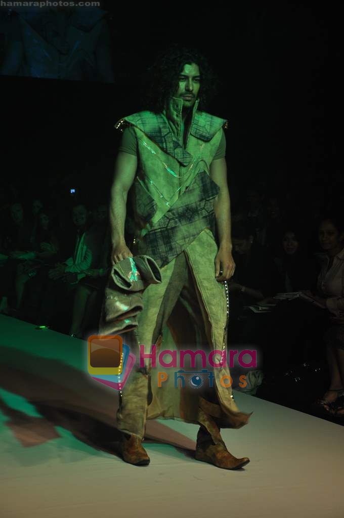 Model walks the ramp for Fazal Akansha Show at Lakme Winter fashion week day 1 on 17th Sept 2010 