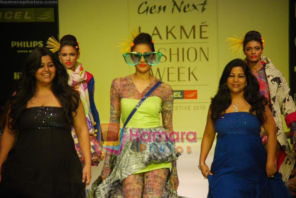 Model walks the ramp for Pragya Megha Show at Lakme Winter fashion week day 1 on 17th Sept 2010 