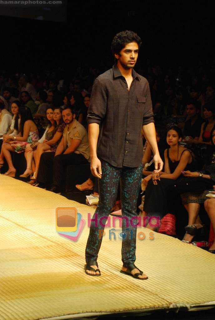 Model walks the ramp for Soumitra Show at Lakme Winter fashion week day 1 on 17th Sept 2010 