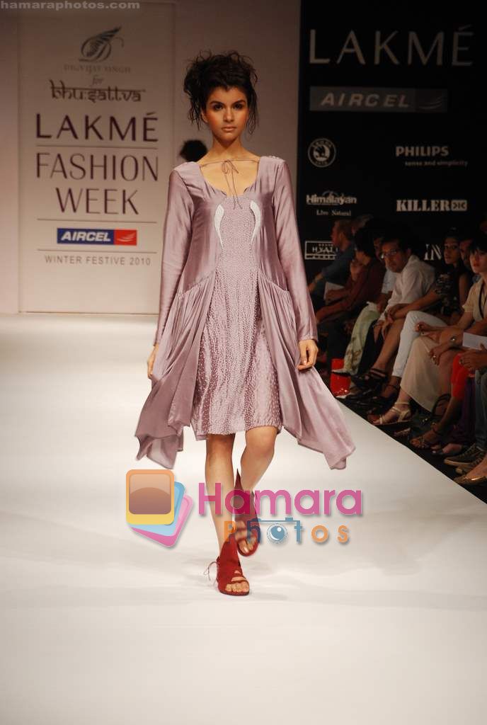 Model walks the ramp for Digvijay Singh Show at Lakme Winter fashion week day 1 on 17th Sept 2010 