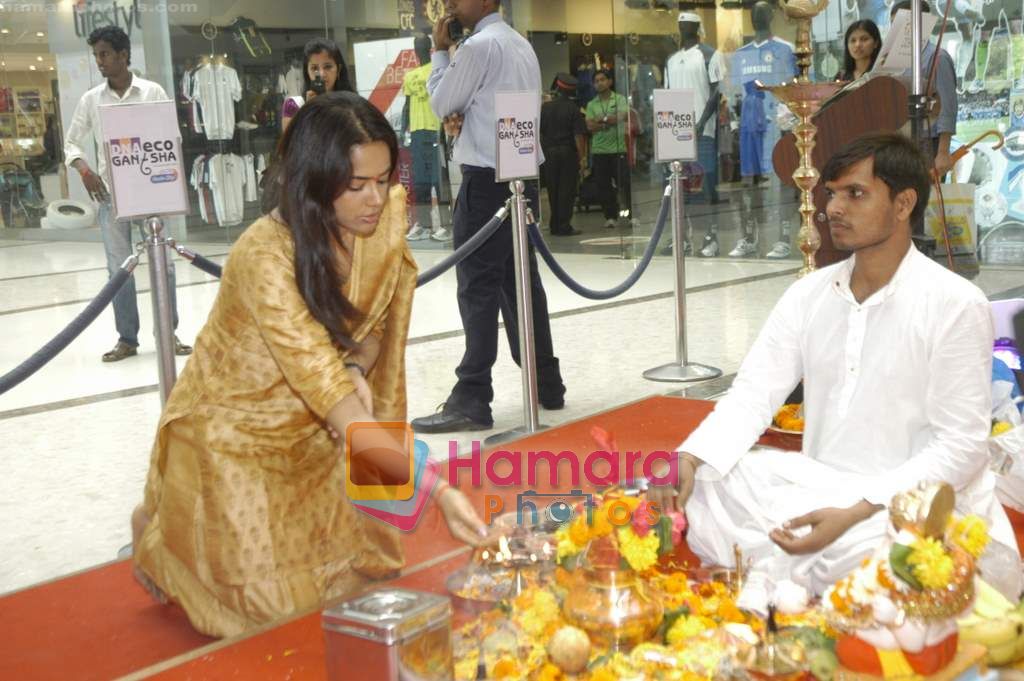 Sameera Reddy at Oberoi Mall ganpati in Goregaon on 17th Sept 2010