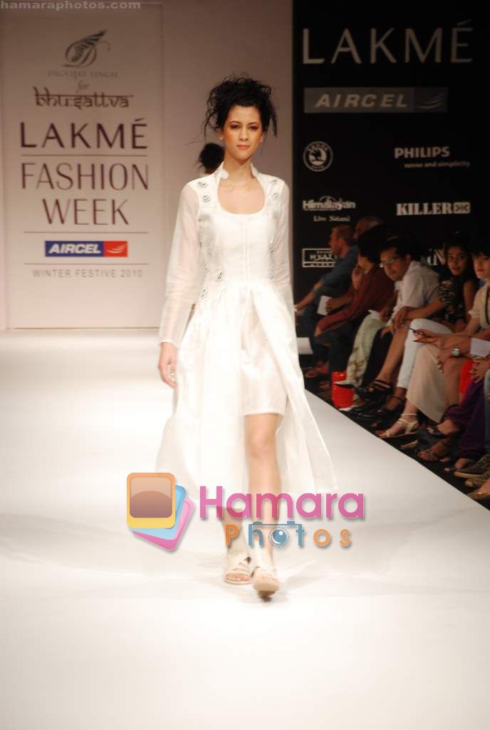 Model walks the ramp for Digvijay Singh Show at Lakme Winter fashion week day 1 on 17th Sept 2010 