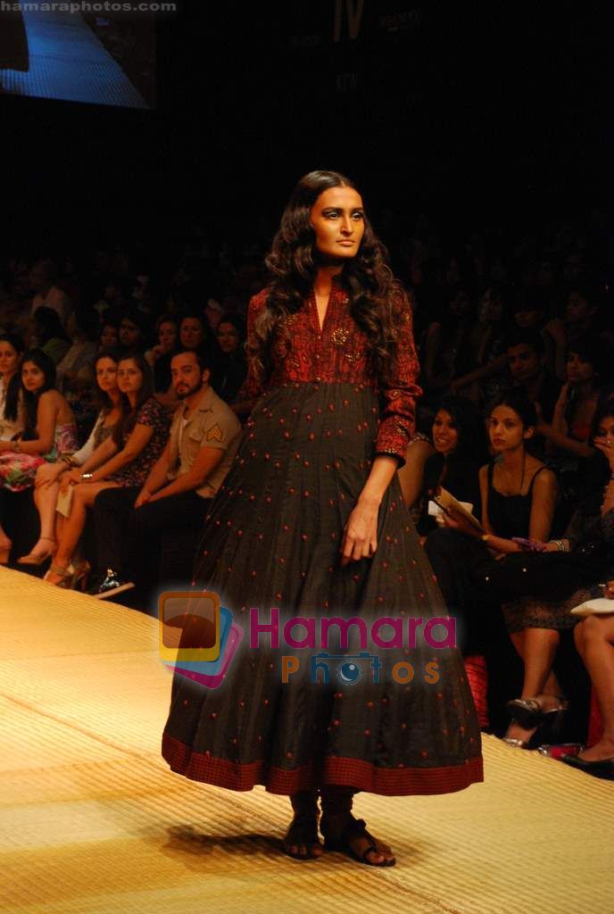 Model walks the ramp for Soumitra Show at Lakme Winter fashion week day 1 on 17th Sept 2010 