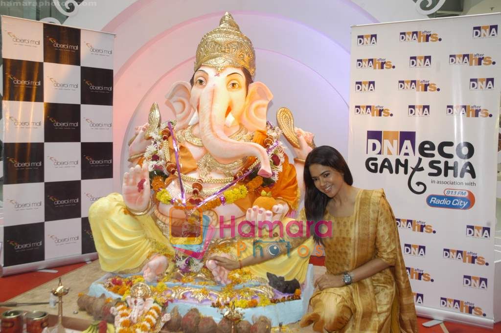 Sameera Reddy at Oberoi Mall ganpati in Goregaon on 17th Sept 2010 