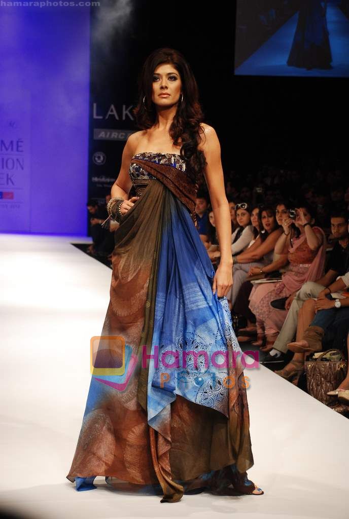 Pooja Batra walks the ramp for Babita Show at Lakme Winter fashion week day 2 on 18th Sept 2010 