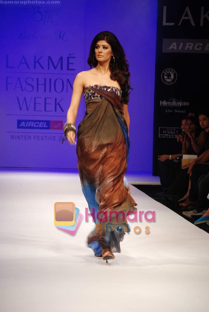 Pooja Batra at Babita Malkani show at Lakme Winter fashion week day 2 on 18th Sept 2010 