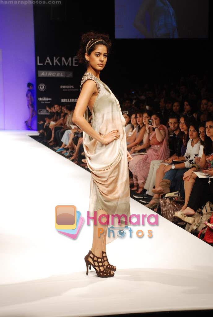 Model walks the ramp for Babita Show at Lakme Winter fashion week day 2 on 18th Sept 2010 