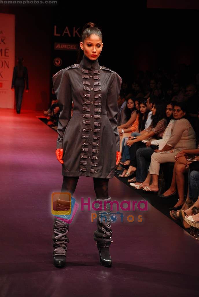 Model walks the ramp for Arjun Saluja Show at Lakme Winter fashion week day 2 on 18th Sept 2010 