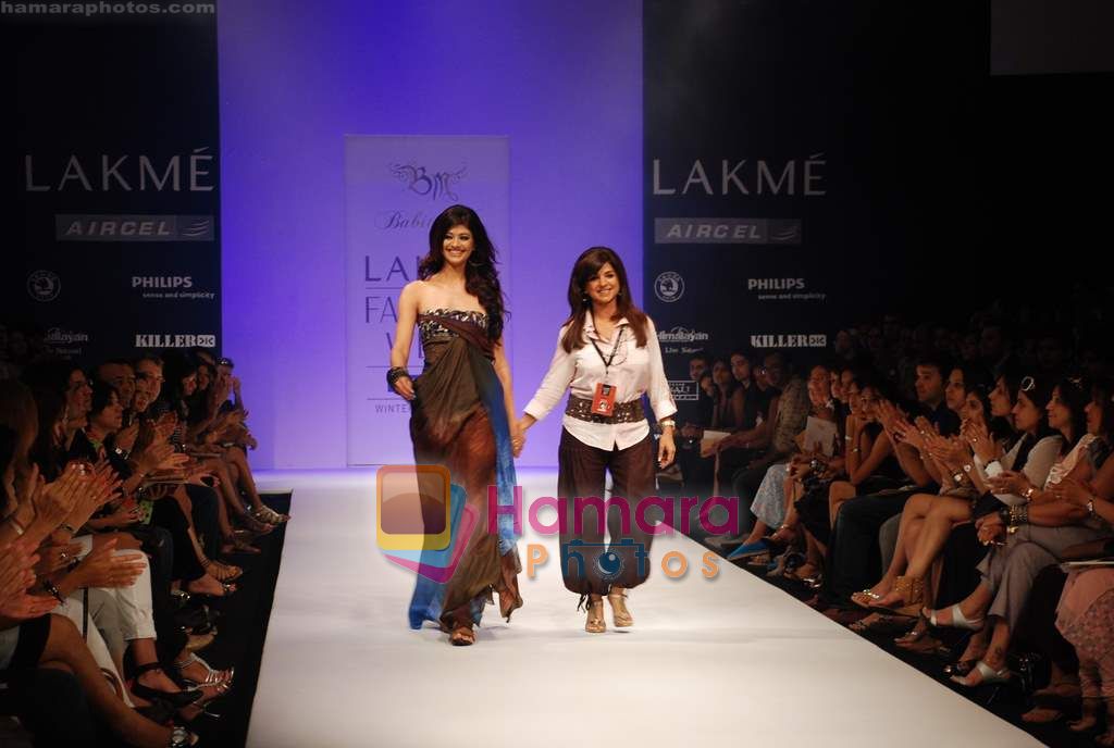 Pooja Batra at Babita Malkani show at Lakme Winter fashion week day 2 on 18th Sept 2010 