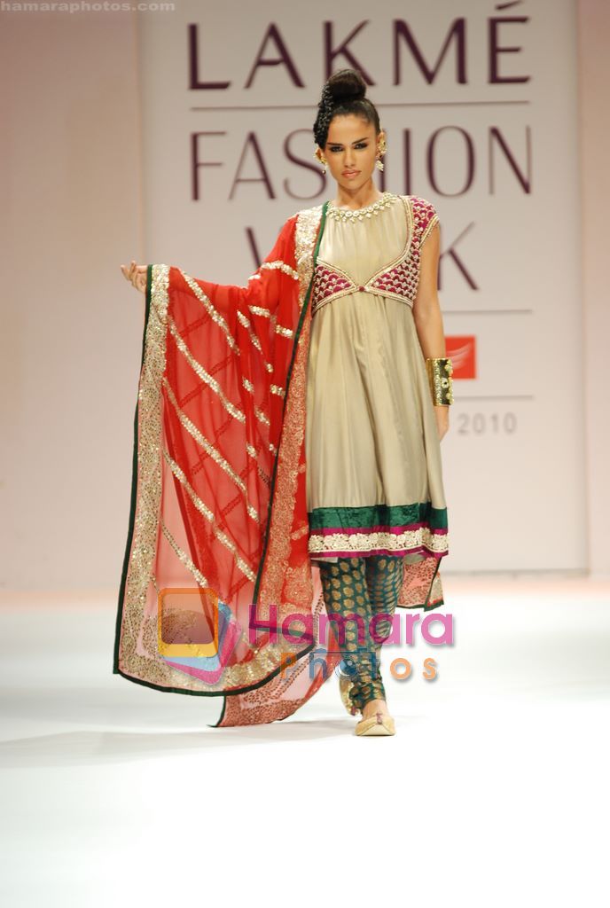 Model walks the ramp for Shyamal Bhumika Show at Lakme Winter fashion week day 4 on 20th Sept 2010 