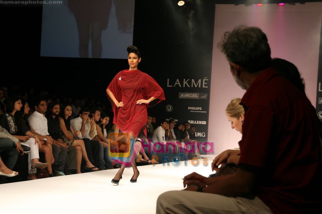 Model walks the ramp for Arjun Show at Lakme Winter fashion week day 4 on 20th Sept 2010 