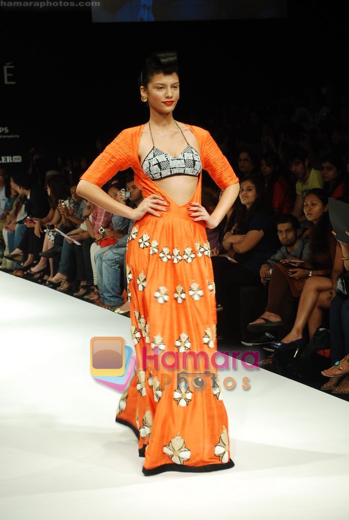 Model walks the ramp for Masab Show at Lakme Winter fashion week day 3 on 19th Sept 2010 