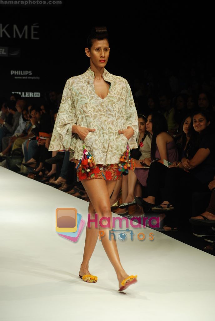 Model walks the ramp for Purvi Doshi Show at Lakme Winter fashion week day 3 on 19th Sept 2010