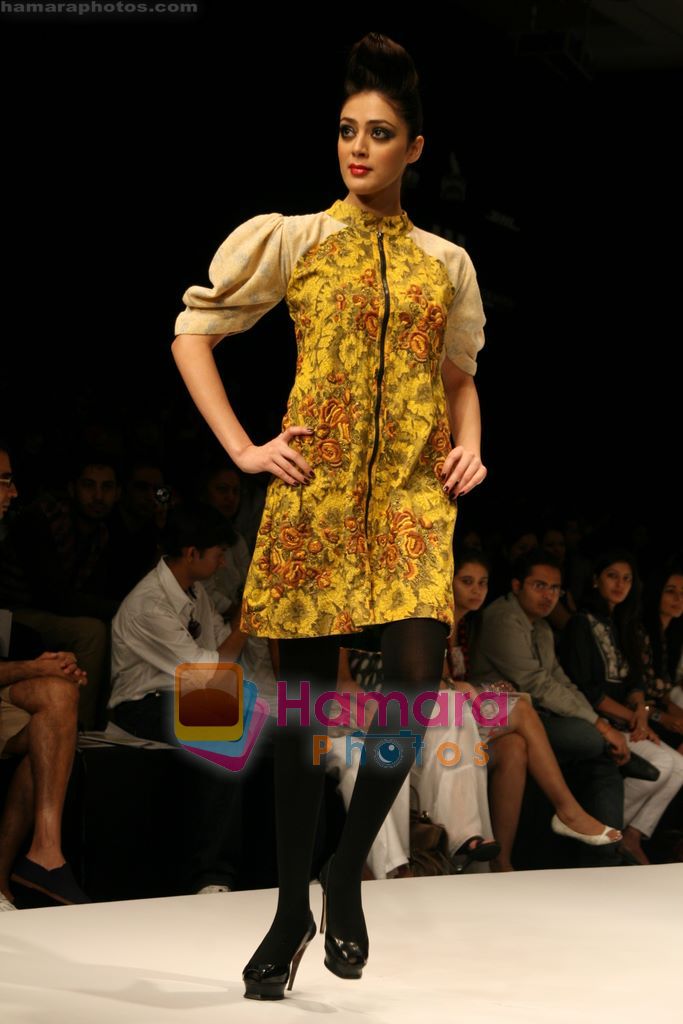 Model walks the ramp for Vikramjit Show at Lakme Winter fashion week day 4 on 20th Sept 2010 