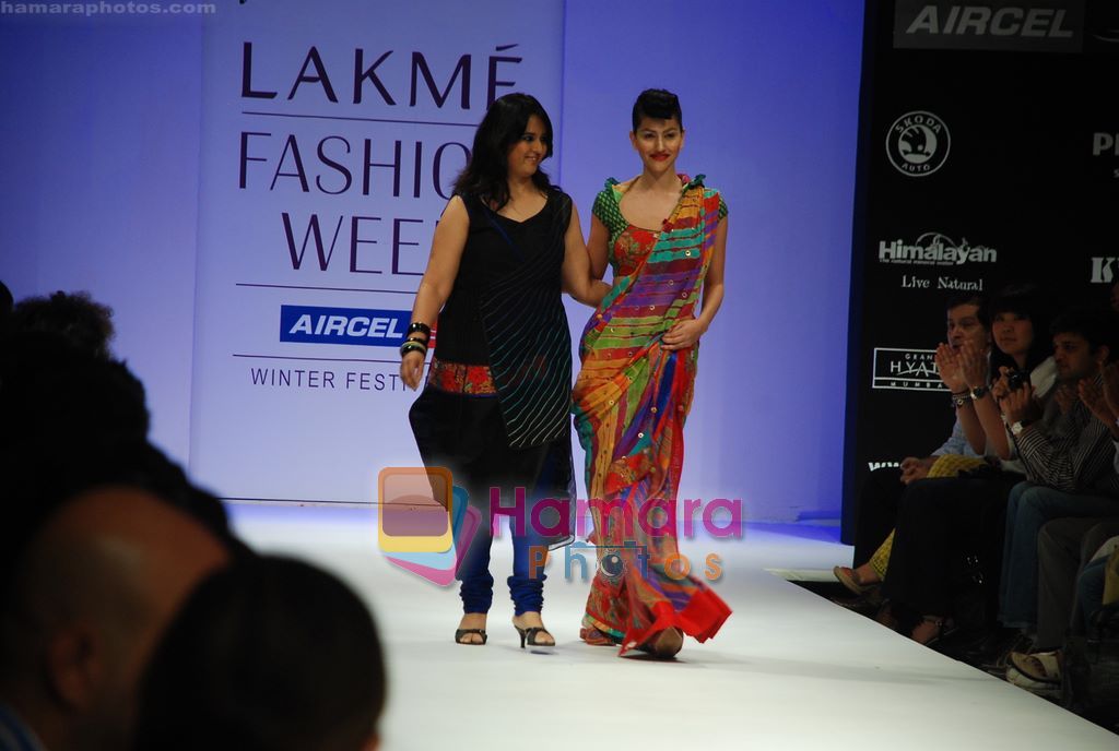 Model walks the ramp for Purvi Doshi Show at Lakme Winter fashion week day 3 on 19th Sept 2010 