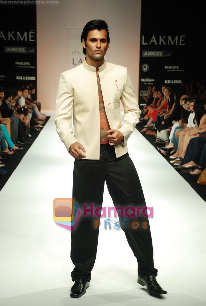 Model walks the ramp for Debarun Show at Lakme Winter fashion week day 3 on 19th Sept 2010